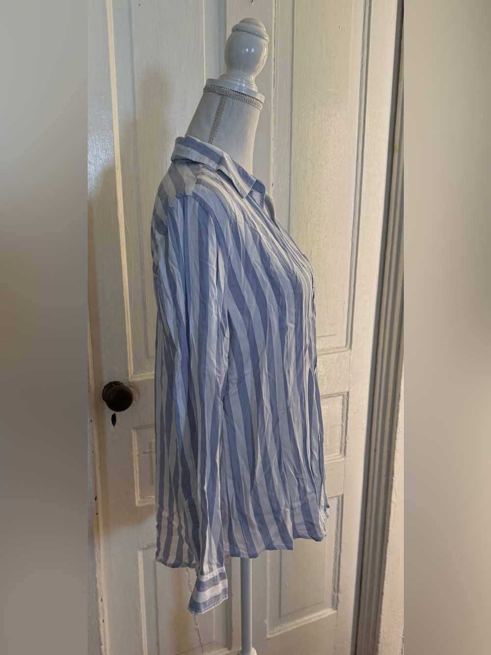 beachlunchlounge Candace Blue & White Stripe Button-Up Shirt - Size M - NWT - Picture 3 of 13
